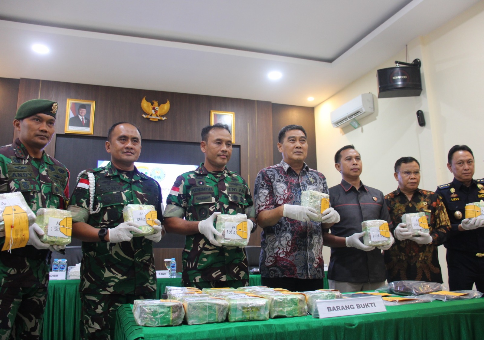 Satgas Pamtas Gagalkan Penyelundupan 21,4 Kg Sabu di Entikong, Seorang WNA Diamankan