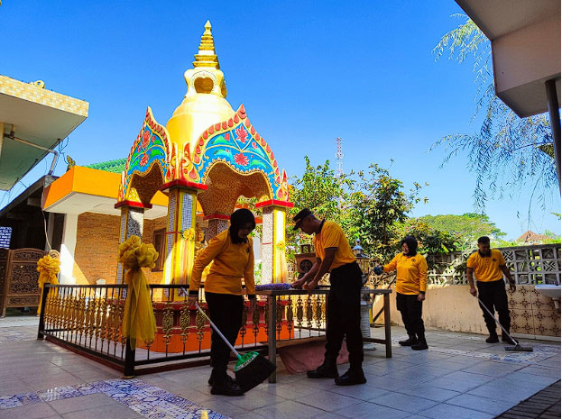 Hari Bhayangkara ke-80, Polres Malang Bersihkan Vihara Pondok Meta Lawang Guna Rawat Harmoni Kebinekaan